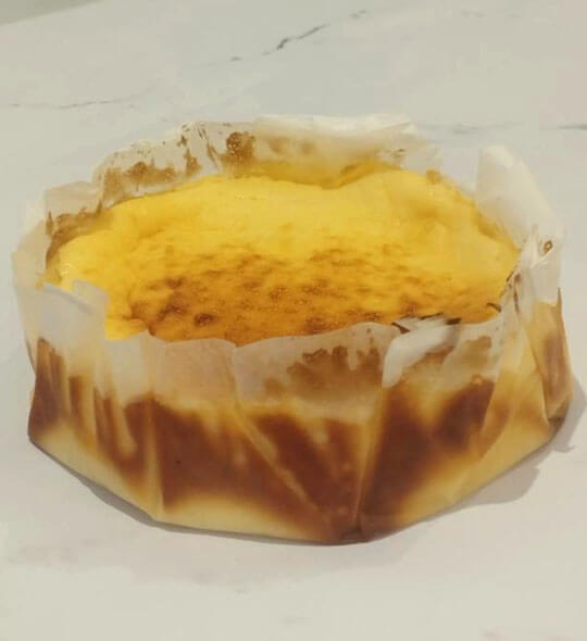 Tarta de queso vasca clásica con corteza tostada