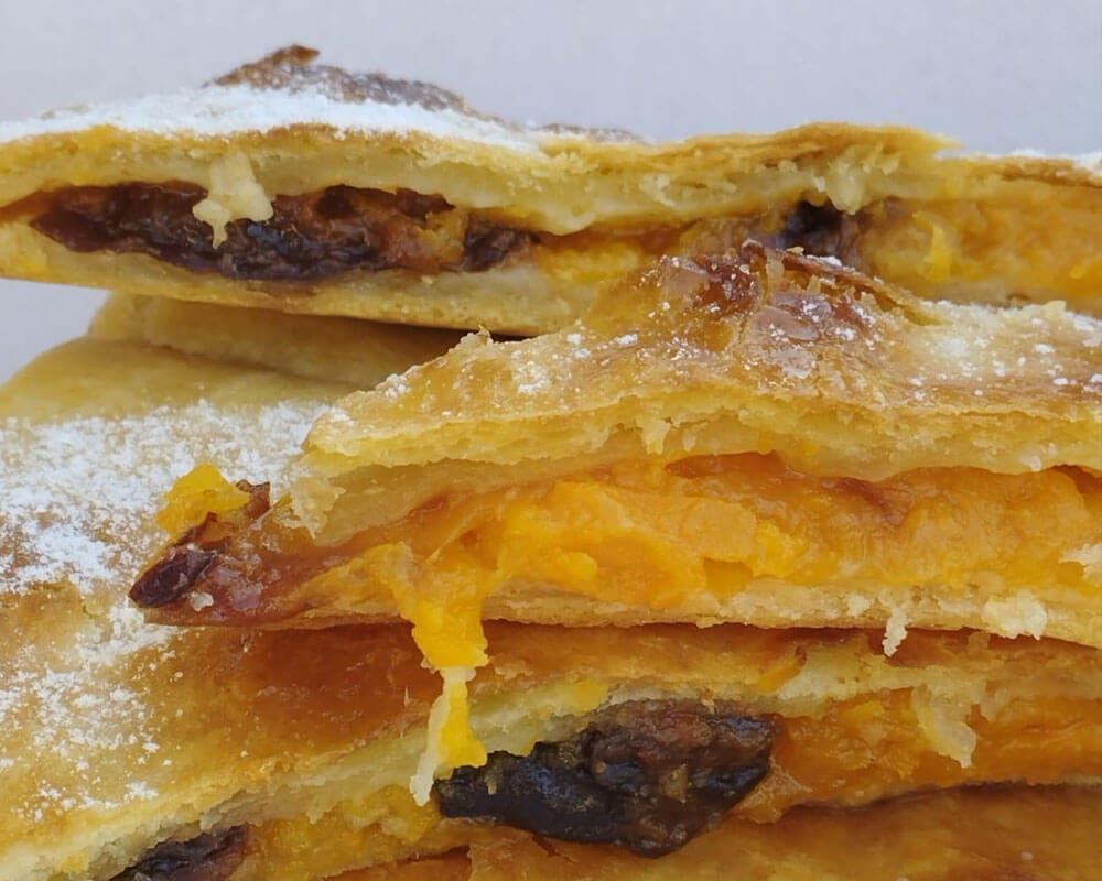 Pastel de ciruelas y calabaza sin azúcar Pastel de calabaza en capas con ciruelas pasas y miel