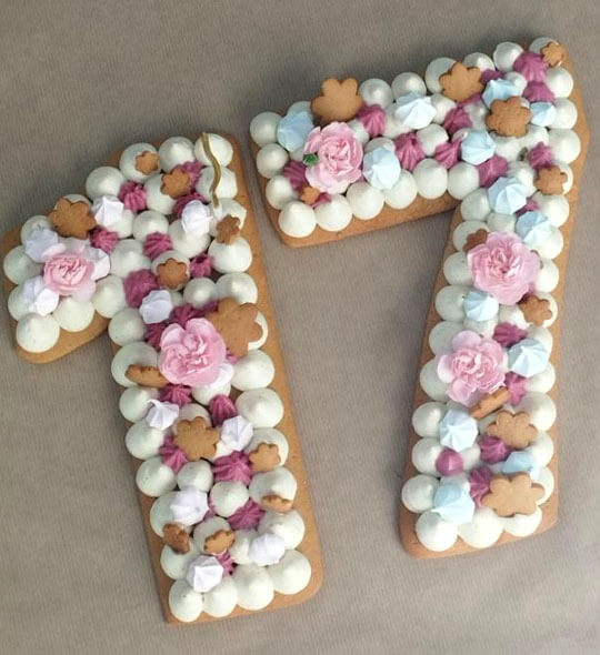 Un pastel de un piso con forma de número para un niño de 17 años.