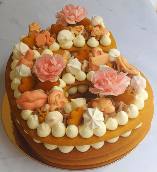 Un pastel de tres pisos único y hermoso para mujeres.