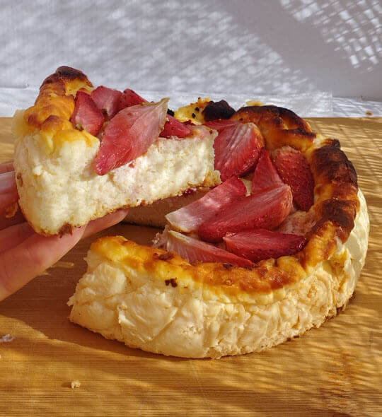 Tartas de queso con corteza quemada Tarta de queso con fresas en Barcelona