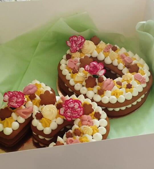 Una original tarta de número de mujer para un aniversario.